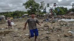 Warga Pandeglang Berhamburan saat Air Laut Selat Sunda Kembali Naik