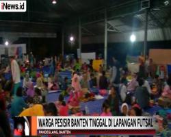 Gelar Kasur dan Tikar, Warga Pesisir Banten Mengungsi di Lapangan Futsal