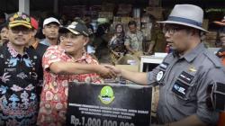 Kunjungi Korban Tsunami Lampung, Ridwan Kamil Sumbang Rp1 Miliar