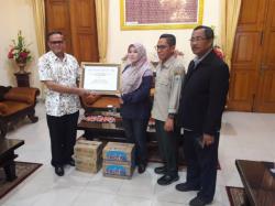 Kurangi Beban Korban Tsunami, CPI Serahkan 3.560 Karton Air Mineral