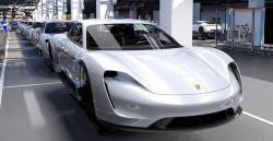 Banyak Pemilik Mobil Listrik Tesla Beralih ke Porsche Taycan