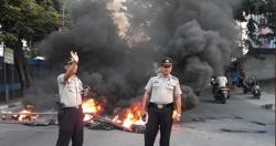 Aksi Bakar Ban, Massa Tutup Jalan Pondok Indah Arah Permata Hijau