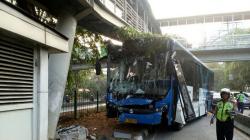 Bus Transjakarta Tabrak JPO di Jalan Kiai Tapa Jakbar