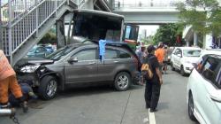Diduga Rem Blong, Bus Mayasari Bakti Tabrak 8 Mobil di Jalan S Parman