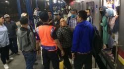 Perjalanan KRL Jakarta-Bekasi Lumpuh, Penumpang Buka Pintu Darurat