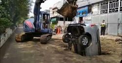 Masuk Lubang Resapan Air, Minibus Dievakuasi Gunakan Alat Berat