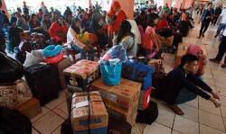 Sejak Pagi Antrean Pemudik Sudah Terlihat di Stasiun Pasar Senen