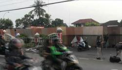 Usai Mapolsek Ciracas Dibakar, 2 Truk PPSU Dikerahkan Angkut Puing