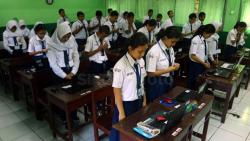 Orang Tua Berburu Seragam Sekolah di Pasar Jatinegara