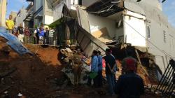 Tinjau Lokasi Longsor di Perumahan Pesona, Anies Sebut Tak Miliki IMB