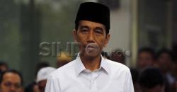 Presiden Jokowi Bagikan Sembako dan Sarung ke Warga Bogor