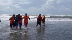 Asyik Mandi, 2 Wisatawan di Pantai Parangtritis Terseret Ombak