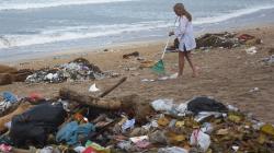 Petugas Kewalahan, Sampah Perayaan Tahun Baru di Pantai Bali Melonjak