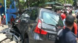 Terobos Pintu Pelintasan, Mobil Taksi Online Hancur Tersambar KRL