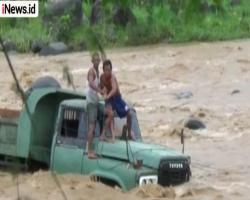 Terjebak Air Bah Selama 2 jam, Sopir Truk dan Kernet Selamat
