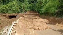 Evakuasi Material Longsor Jembatan Sidua-dua Turunkan 4 Alat Berat