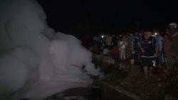 Buih Raksasa Muncul di Sungai Jombang, Warga Anggap Fenomena Langka