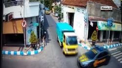 Detik-Detik Truk Tabrak Mobil Patroli Polisi di Mojokerto Terekam CCTV