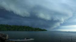 Awan Berbentuk Tsunami Selimuti Langit Kendari, BMKG: Waspadai Badai