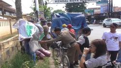 Melanggar, 39 APK Caleg dan Parpol Dicopoti Paksa Bawaslu Kendal