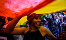 Singapura Akan Larang Pasangan LGBT Adopsi Anak