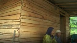 Sepasang Lansia di Pekalongan Puluhan Tahun Tinggal di Rumah Reot