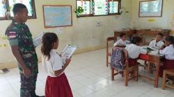 Kekurangan Guru, TNI Bantu Mengajar Siswa SD di Perbatasan Timor Leste