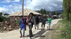 Infrastruktur Jalan Buruk, Warga di Mamasa Tandu Pasien ke Rumah Sakit