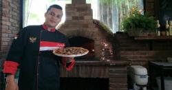 Nikmati Lelehan Keju dan Potongan Daging Rendang di Atas Pizza