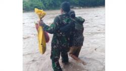 Heroik, Prajurit TNI AD Bantu Ibu Seberangi Sungai Meluap di Singkuen