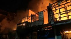 163 Petugas Damkar Berjuang Padamkan Kebakaran di Tomang Utara