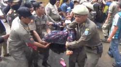 Tolak Digusur, Pedagang Pasar di Ponorogo Bentrok dengan Petugas