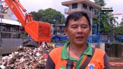 Hujan Deras, Sampah Kiriman dari Bogor Menggunung di Pintu Air Manggarai