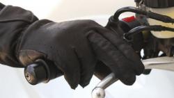 Kebiasaan Letakkan Jari di Tuas Rem Bikin CVT Motor Matik Cepat Rusak