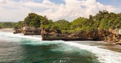 Jelajahi Pesona Karang di Pantai Bekung Malang, Mirip Kolam Alami