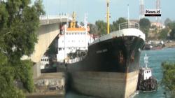 Begini Video Kapal Tanker Tabrak Jembatan di Batam