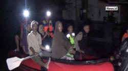 Banjir di Makassar Semakin Tinggi, Tim SAR Evakuasi Warga