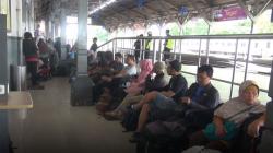 Ratusan Penumpang KA di Stasiun Tegal Terlantar akibat Banjir Batang