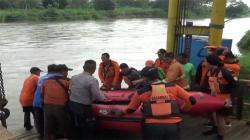 Mobil Avanza Terjun ke Sungai Brantas, 3 Orang Sekeluarga Hilang