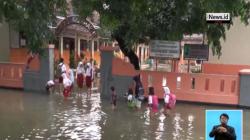 Terobos Banjir, Siswa SD di Kendal Tetap Semangat Sekolah