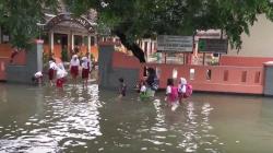 Siswa SD di Kendal Jateng Terjang Banjir Demi Bersekolah