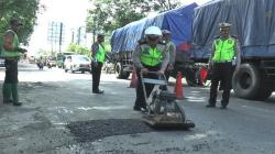 Jalur Pantura Kendal Rusak Parah akibat Terus Diguyur Hujan