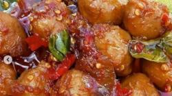 Cuaca Dingin, Enaknya Makan Bakso Pentol yang Gurih dan Empuk