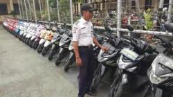 Aksinya Viral, Ini Kata Satpam SMAN 4 Tangsel Susun Motor Sesuai Warna