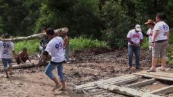 Caleg Perindo dan Warga Perbaiki Jalan Poros yang Rusak di Kapuas Hulu