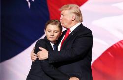 Akui Football Berbahaya, Trump Lebih Suka Putranya Main Sepak Bola