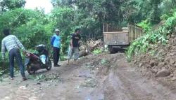 Tebing Longsor Tutup Jalur Kendal-Batang, Warga Harus Putar Arah