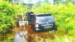 Mobil Masuk ke Parit di Palangkaraya, Sopir dan Penumpang Justru Kabur
