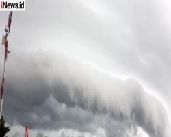 Awan Berbentuk Tsunami Muncul di Kalteng, Warga Berharap Bukan Pertanda Buruk
