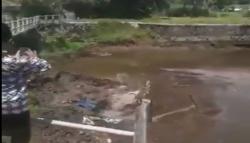 Lubang Besar di Tengah Kali Kuning Bikin Heboh Warga Sleman
